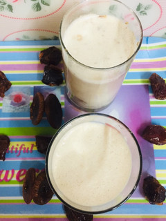 ખજુર- અંજીર મિલક શેક (khajoor -Anjeer Milk Shake recipe in Gujarati) રેસીપી મુખ્ય ફોટો