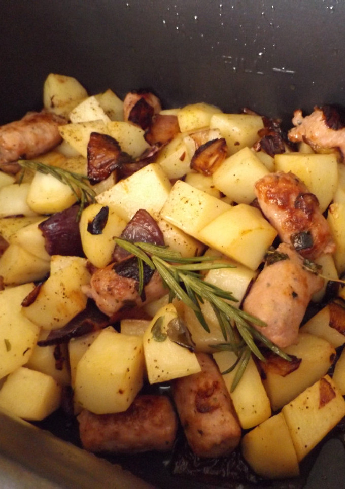 Una foto de Sartenada de longanizas frescas sin piel con patatas