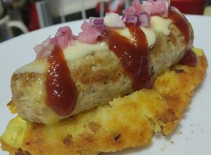 Una foto de Perrito🌭caliente en "pan" de arepa🫓🌭🧀😜