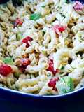 Salade fraîche de pâtes, tomates, et avocat sauce mayonnaise maison