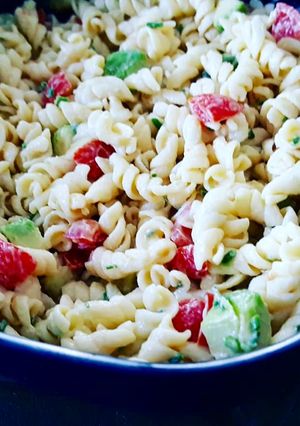 Une photo de Salade fraîche de pâtes, tomates, et avocat sauce mayonnaise maison