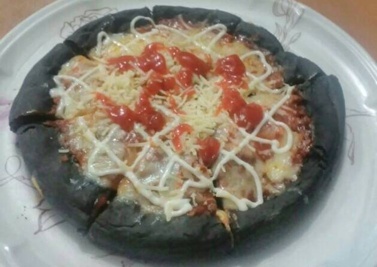 Pizza black charcoal saus bolognaise