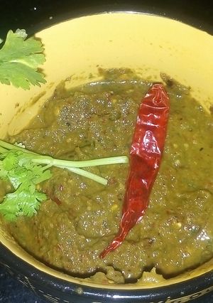 A picture of Kothamalli (coriander) chutney.