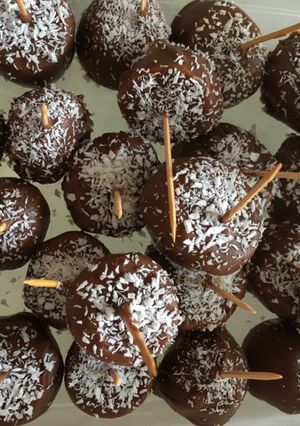 Easy chocolate Dipped banana snack রেসিপির প্রধান ছবি