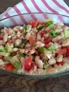 Una foto de Alubias en ensalada, plato sencillo y fresquito