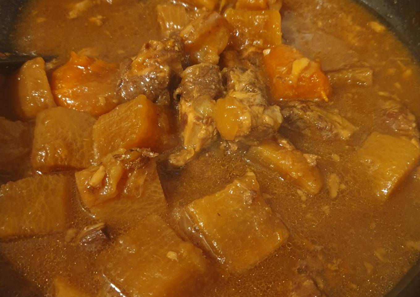Babi tulang lunak dan lobak