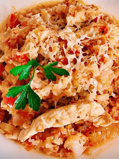 Una foto de Falso arroz (de coliflor) guisado con pollo