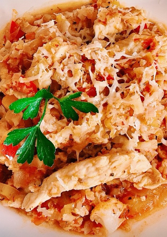 Una foto de Falso arroz (de coliflor) guisado con pollo