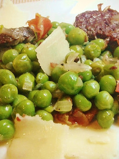 Una foto de Guisantes con jamón y morcilla con parmesano.
