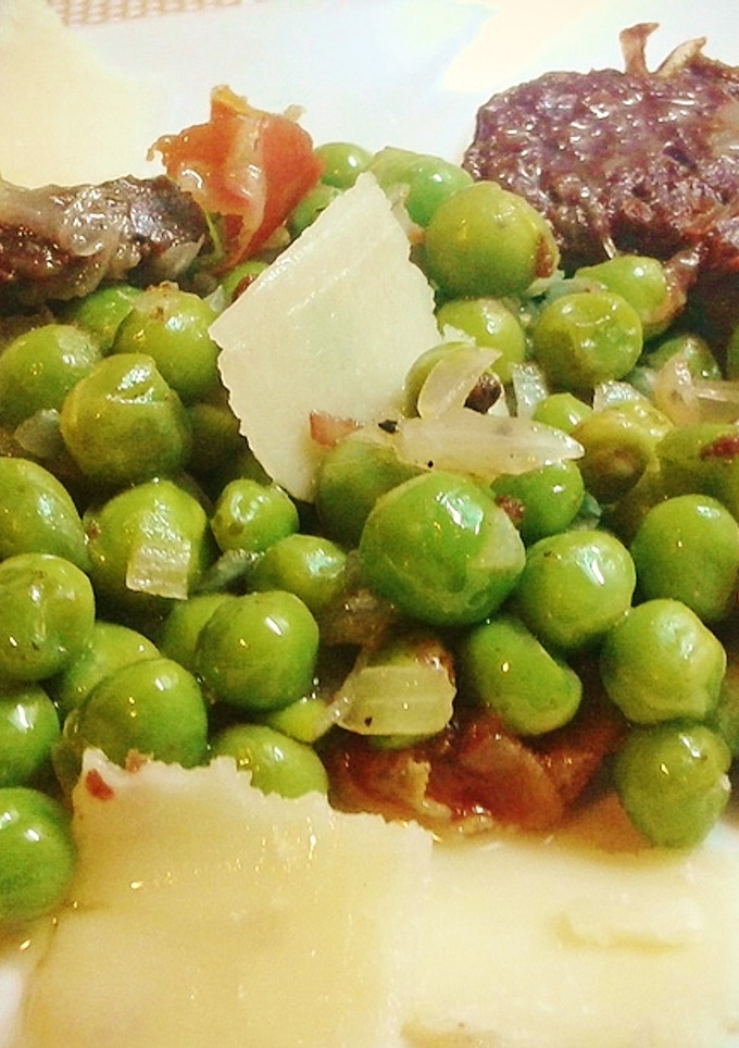 Una foto de Guisantes con jamón y morcilla con parmesano.