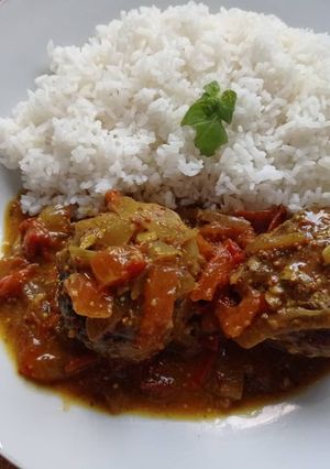Une photo de Crépinettes de porc à la tomate et moutarde, accompagnées de riz