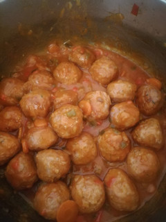 Una foto de Albóndigas con verduras en salsa de tomate