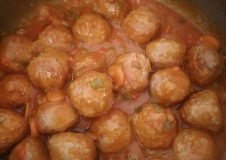 Albóndigas con verduras en salsa de tomate