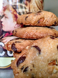 Una foto de Cookies con chocolate y avellanas🍪