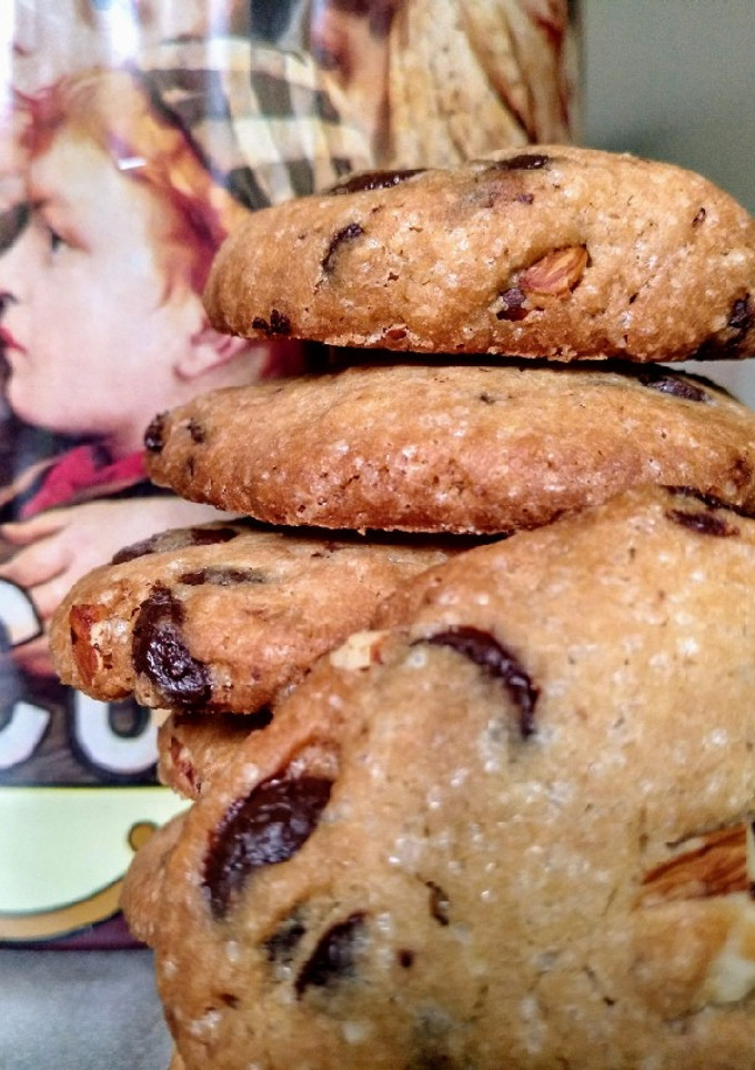 Una foto de Cookies con chocolate y avellanas🍪
