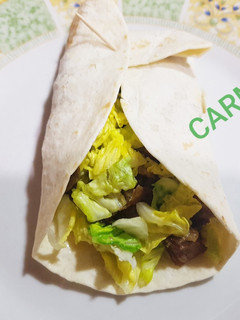 Una foto de Fajita de carne de cordero y lechuga