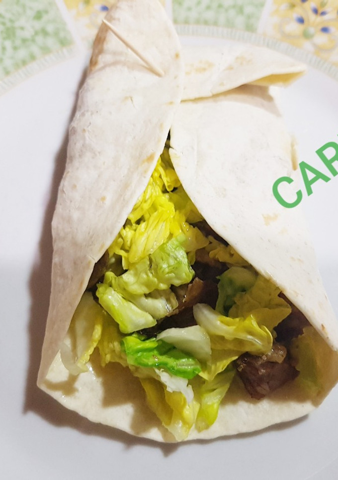 Una foto de Fajita de carne de cordero y lechuga