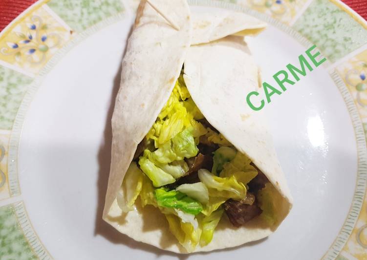 Fajita de carne de cordero y lechuga