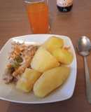 Pollo al jugo con papas cocidas