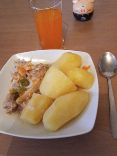 Una foto de Pollo al jugo con papas cocidas