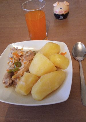 Una foto de Pollo al jugo con papas cocidas