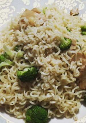 صورة لوصفة نودلز المشروم و البروكلي 🍜