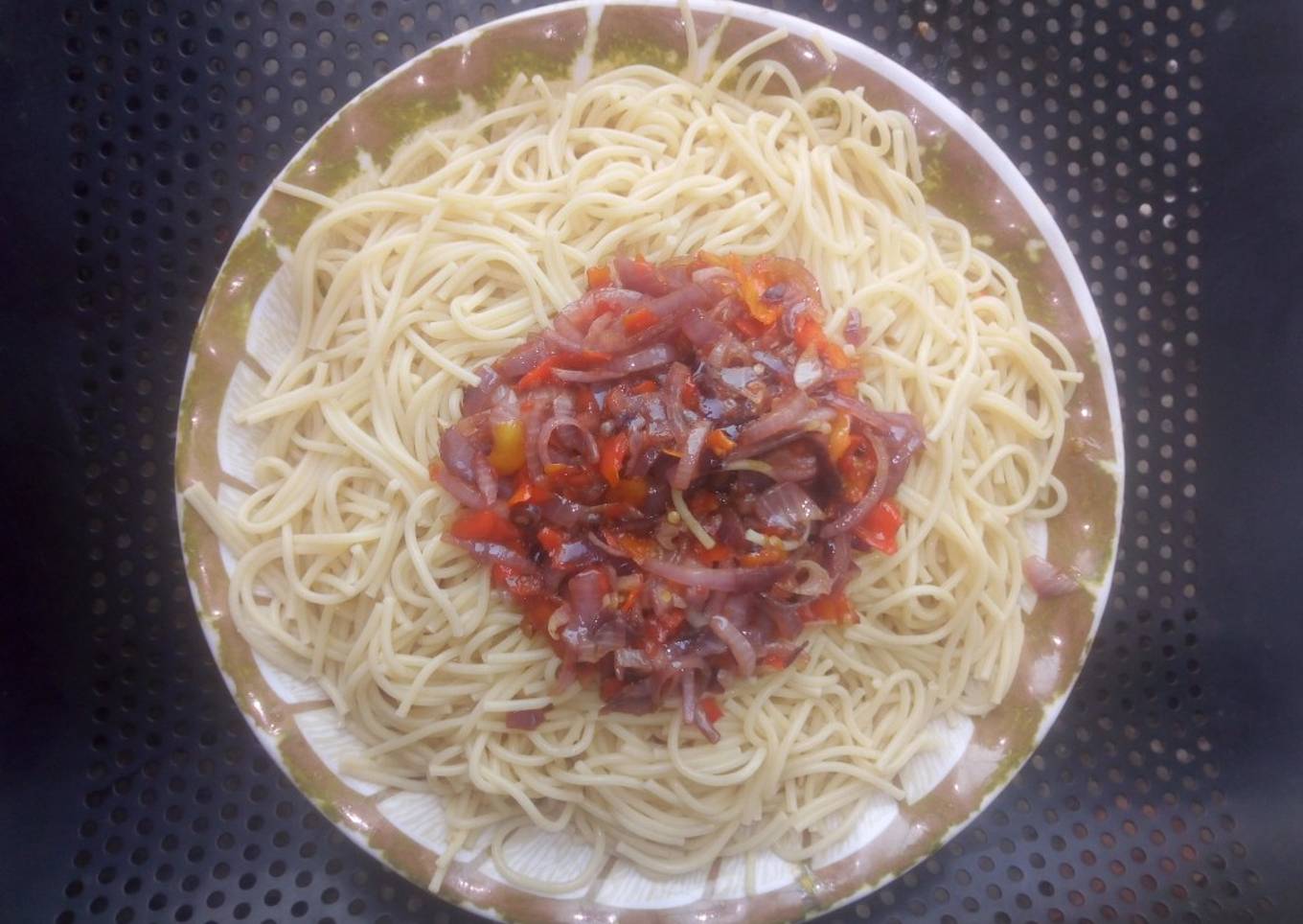 Spaghetti and onion sauce