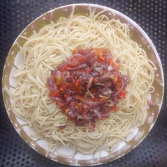 A picture of Spaghetti and onion sauce.