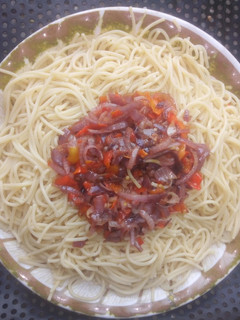 A picture of Spaghetti and onion sauce.