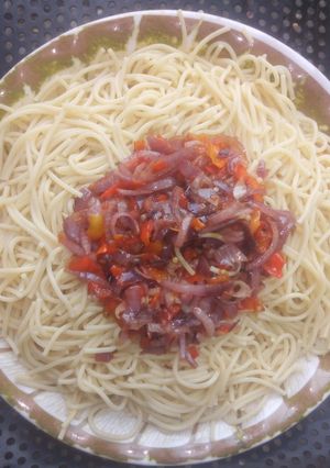 A picture of Spaghetti and onion sauce.