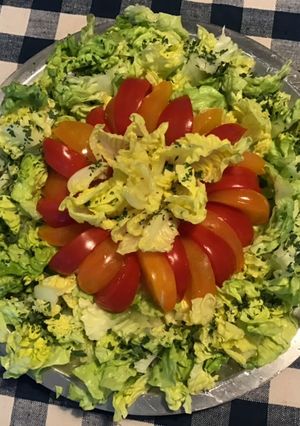 Une photo de Salade sucrine aux tomates bicolores et oignon de roscoff