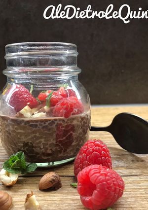 Foto di Budino di chia al cacao e lamponi con nocciole