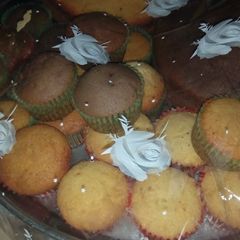 Vanilla and chocolate cup cakes A picture of Vanilla and chocolate cup cakes.