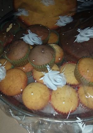 A picture of Vanilla and chocolate cup cakes.