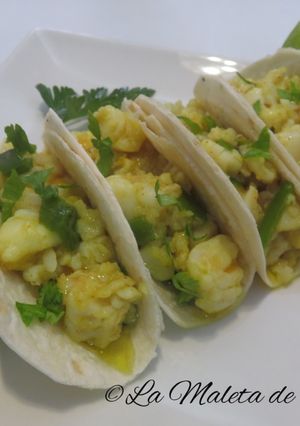 Una foto de Tacos con merluza al curry