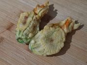 Una foto di fiori di zucca