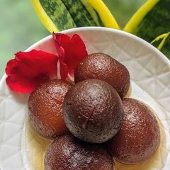A picture of Gulab Jamuns.