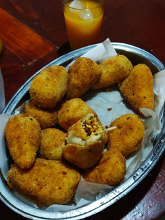 Una foto de Coxinhas de pollo (comida típica brasileña)