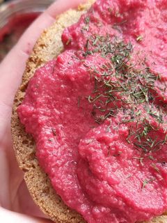 Une photo de Houmous de betterave