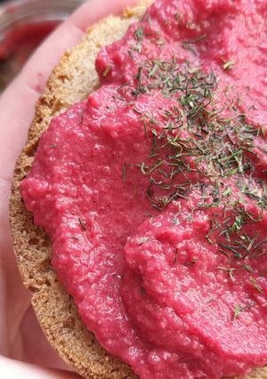 Une photo de Houmous de betterave
