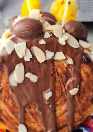 Una foto de New york rolls con hojaldre, versión mona de Pascua