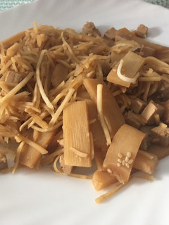 Una foto de Tofu con bambú y apio 🌱