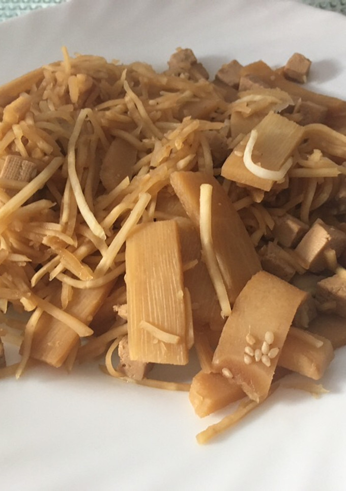 Una foto de Tofu con bambú y apio 🌱