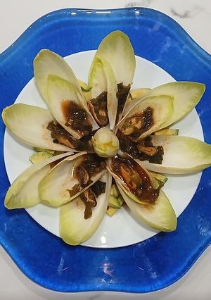Foto principal de Ensalada de barquitas de endibia con abrazo marino de wakame y mejillones