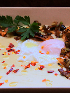 Una foto de Huevos con patatas y panceta 🥚 🥓