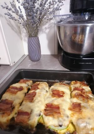 O poză a rețetei Dovlecel umplut cu piept de pui, mozzarella și ciuperci.