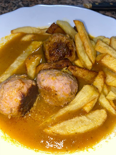 Una foto de Albóndigas en salsa con patatas