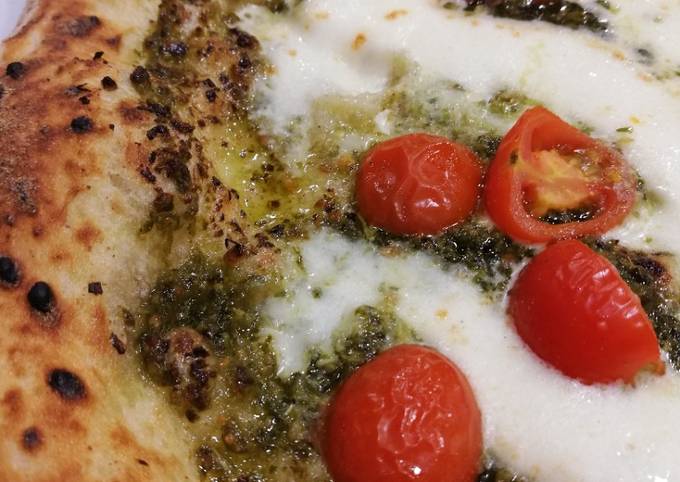 Pizza al pesto con pomodorini e mozzarella