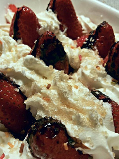 Una foto de Cocktail de fresas y frutas con nata