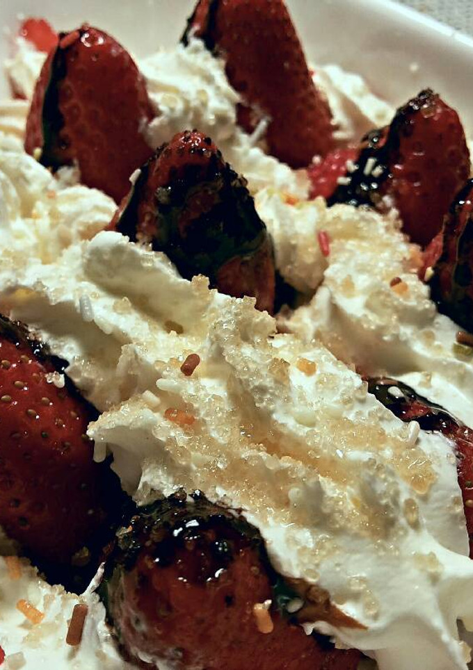 Una foto de Cocktail de fresas y frutas con nata